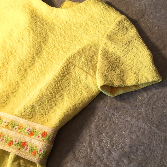 Vintage 40s-50s dress in Bright Yellow with custom embroidered floral belt. - Picture 4 of 16